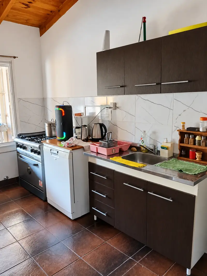 Cocina industrial equipada, con horno, anafe y lavavajillas