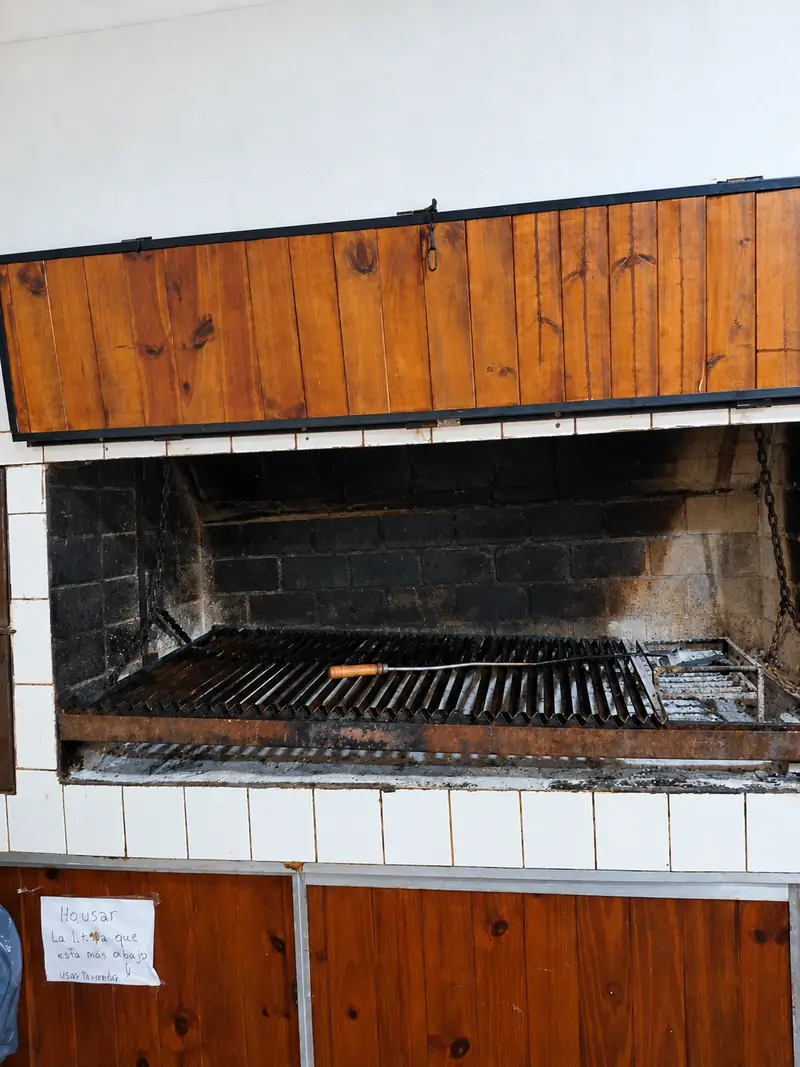 Fogón de material con parrilla grande, ideal para asados